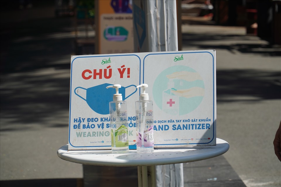 Tại đường sách Nguyễn Bình (Quận 1), nước sát khuẩn được trang bị khắp các lối ra vào, gần khu vực các ghế ngồi để người dân và du khách có thể sử dụng.