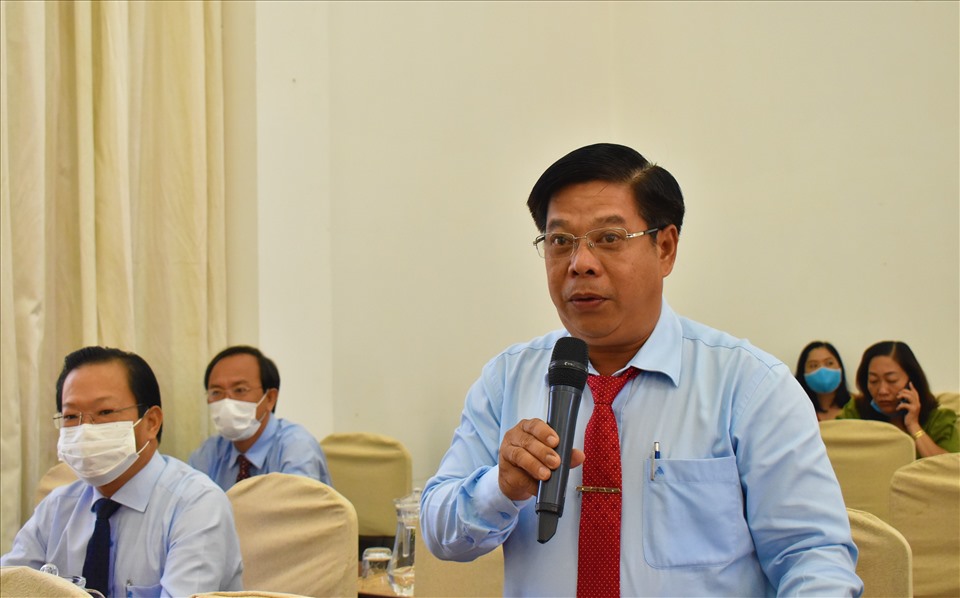 Nguyễn Thành Út - Chủ tịch UBND huyện Thới Lai trả lời về việc di dời các tiểu thương từ chợ Bà Đầm sang chợ Trường Xuân. Ảnh: Thành Nhân