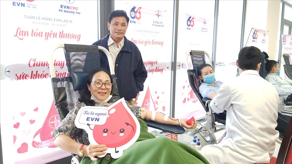 Không đủ điều kiện để tham gia hiến máu những anh Nguyễn Văn Thỏa (công tác tại Công ty Điện lực Quảng Trị) luôn ở bên để động viên vợ.