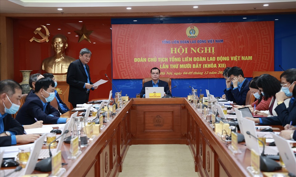 Ông Trần Thanh Hải - Phó Chủ tịch Thường trực Tổng LĐLĐVN - trình bày dự thảo báo cáo hoạt động công đoàn năm 2020 tại hội nghị. Ảnh: Hải Nguyễn.