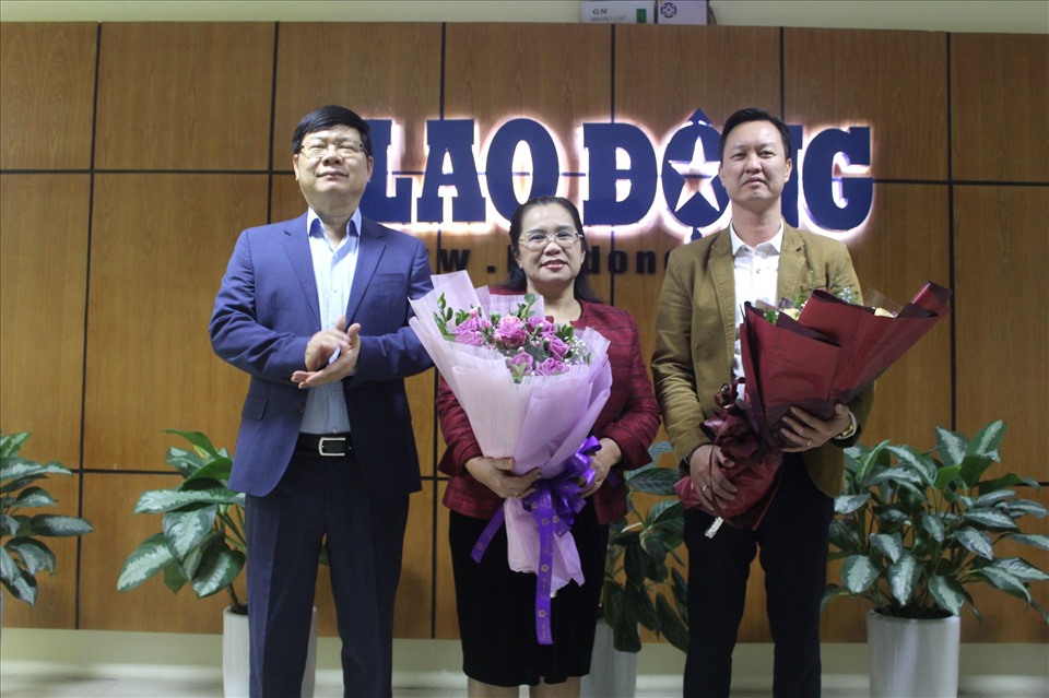 Phó Tổng Biên tập Báo Lao Động Nguyễn Đình Chúc tặng hoa cho khách mời.