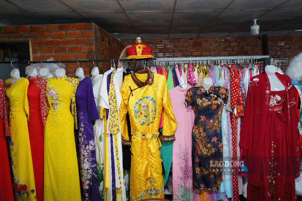 Để khách tham quan có thể lựa chọn cho mình trang phục yêu thích để hóa thân chụp ảnh, nơi đây chuẩn bị sẵn nhiều mẫu trang phục truyền thống của các nước như: Việt Nam, Hàn Quốc, Nhật Bản, Trung Quốc,...