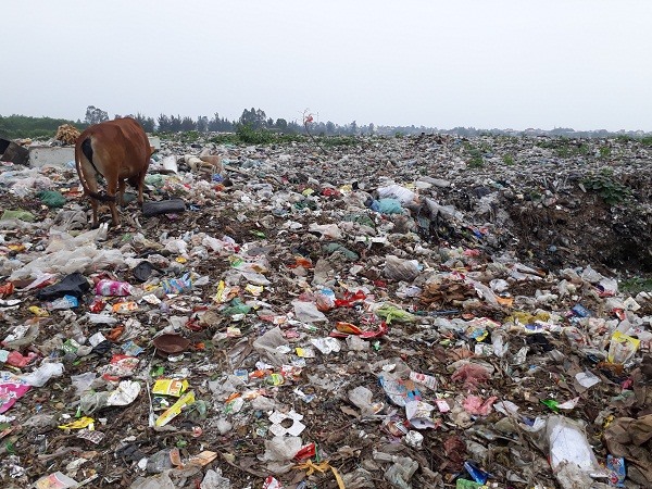 Xử lý rác thải sinh hoạt đang là bài toán nan giải tại nhiều địa phương tỉnh Nghệ An. Ảnh: Hoàng Tùng