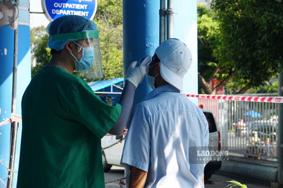Tương tự, Bệnh viện nhân dân Gia Định cũng tiến hành đo thân nhiệt cho người đ6én khám bệnh ngay từ cổng ra vào.