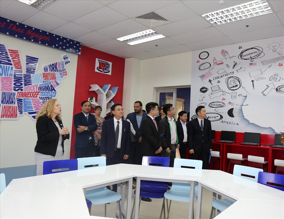 Các đại biểu thăm quan Không gian Hoa Kỳ tại Đại học Thái Nguyên.