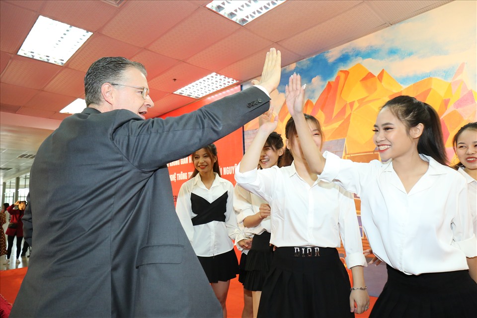 Sinh viên Đại học Thái Nguyên tự tin giao lưu cùng ngài Đại sứ Kritenbrink.