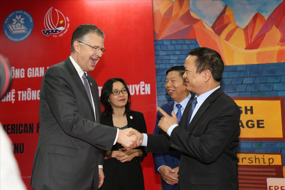 Ngài Đại sứ Kritenbrink và GS.TS Phạm Hồng Quang trao đổi bên lề của chương trình.