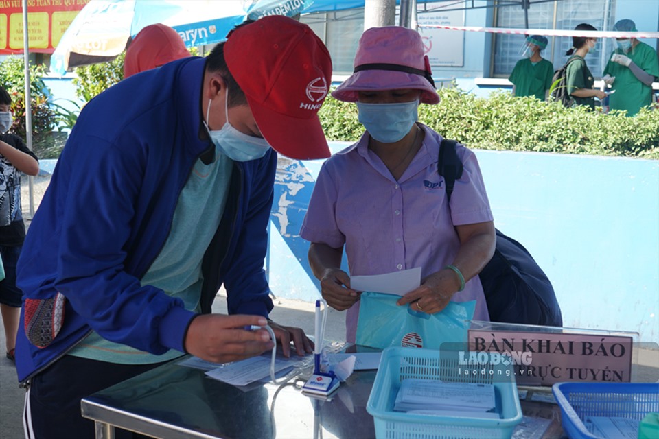 Người dân khai báo y tế tại Bệnh viện Nhân dân Gia Định. Ảnh: Thanh Chân