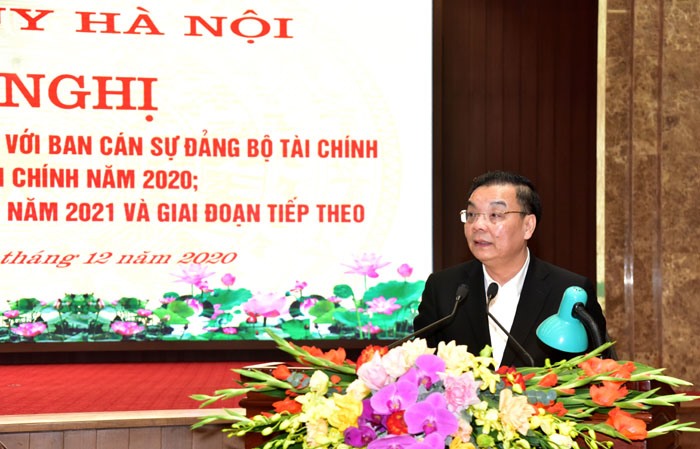 Chủ tịch UBND Thành phố Chu Ngọc Anh báo cáo tại hội nghị.