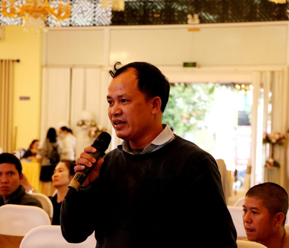 Anh Lê Văn Khánh - Chủ tịch Công đoàn cơ sở Công ty may Sơn Hà Huế đặt câu hỏi thắc mắc. Ảnh: P. Đạt.