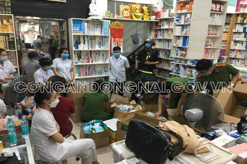 Lực lượng chức năng kiểm tra Nhà thuốc Sơn Minh. Ảnh: Công an Đồng Nai