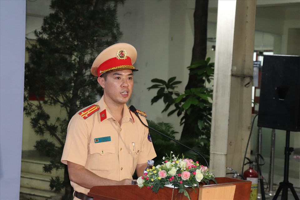 Thượng tá Huỳnh Trung Phong  cho biết lực lượng tuần tra sẽ tập trung chống đua xe, đo nồng độ cồn và kiểm tra ma túy. Ảnh: Nam Hiệp