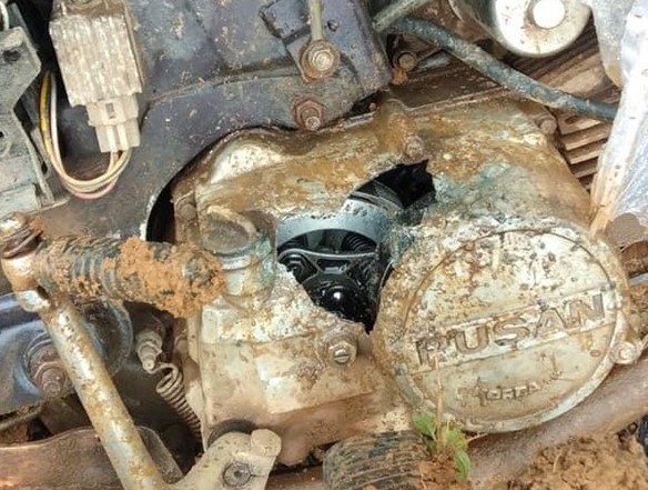Xe môtô của bảo vệ rừng bị đập hỏng lốc máy. Ảnh: KBT.