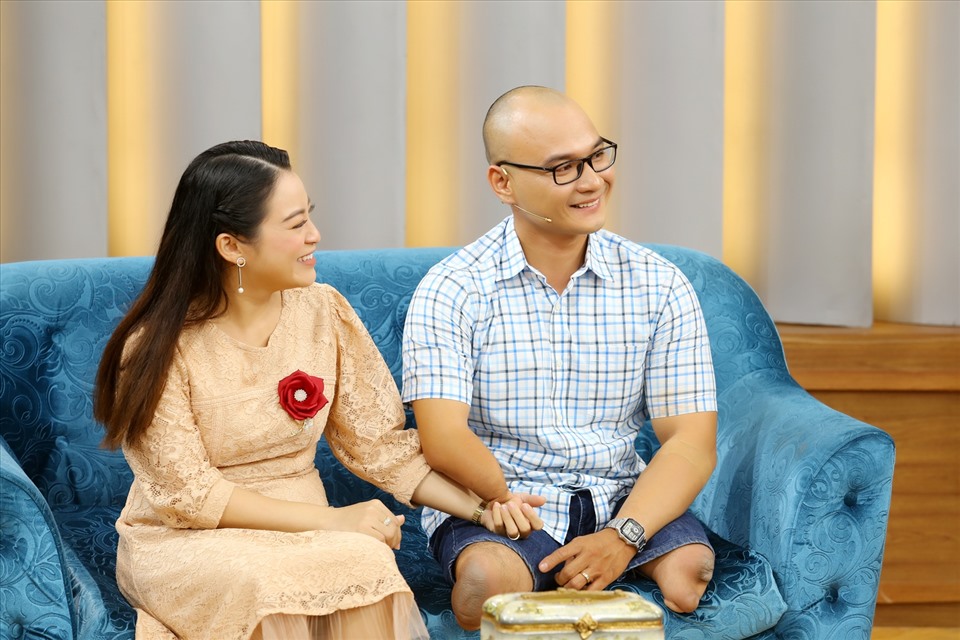 Hồng Lợi và bà xã kể chuyện tình của mình cho MC Ốc Thanh Vân “Mảnh ghép hoàn hảo“. Ảnh: CTCC