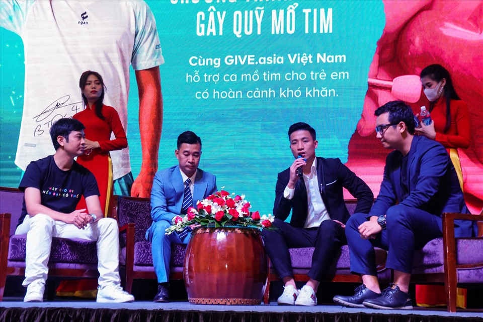 Bùi Tiến Dũng chia sẻ về quá trình hợp tác với Công ty CP Sport Việt Nam và ý tưởng để cho ra đời sản phẩm mang tên mình. Ảnh: Bằng Nguyễn