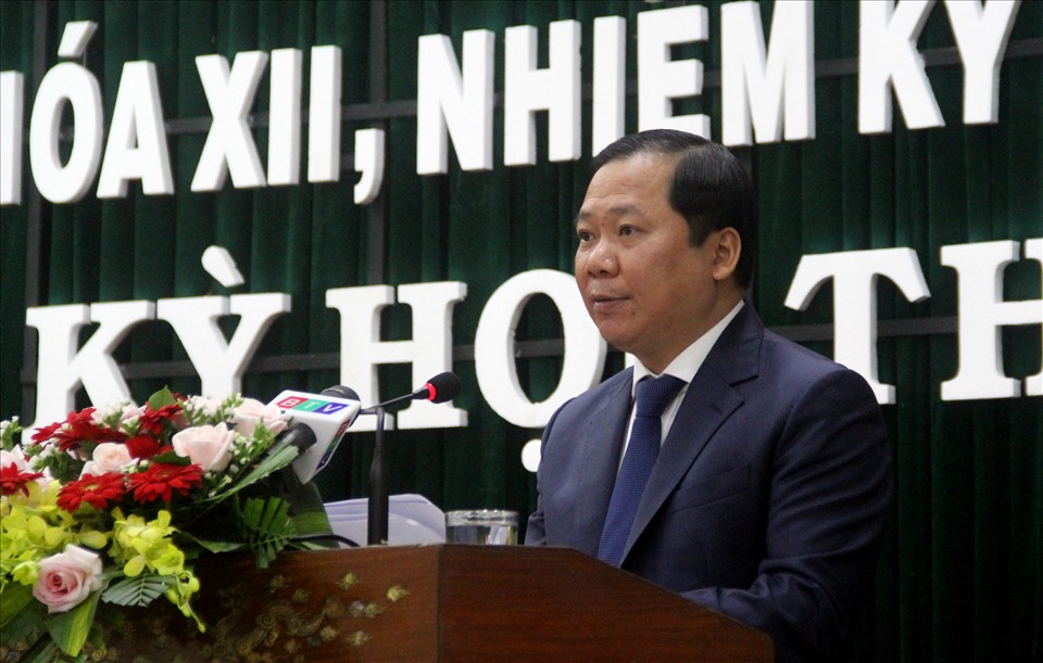 Phó Chủ tịch UBND tỉnh Nguyễn Phi Long báo cáo công tác chỉ đạo, điều hành của UBND tỉnh và tình hình phát triển KT-XH năm 2020, giải pháp trọng tâm năm 2021. Ảnh: N.T