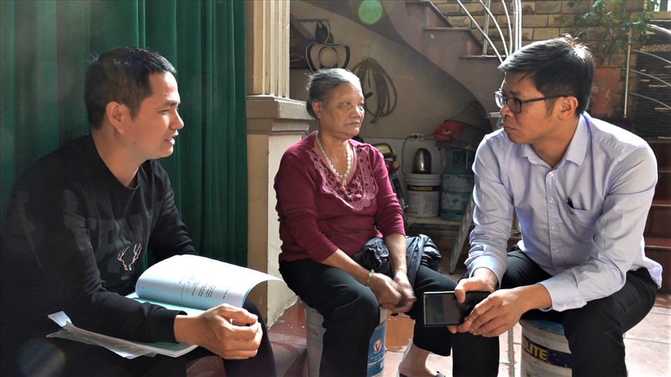 Người dân làng nghề may Cổ Nhuế chia sẻ với phóng viên Lao Động.