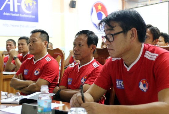 AFC Pro là chứng chỉ cấp cao của AFC buộc các huấn luyện như ông Phan Thanh Hùng (bìa trái) phải trải qua hơn 2 năm học, với 4 giai đoạn học lí thuyết lẫn thực hành. Ảnh: VFF.