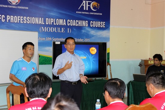 Ông Lim (áo trắng) khi đứng lớp giảng dạy các huấn luyện viên như Phan Thanh Hùng, Lê Huỳnh Đức... để lấy chứng chỉ AFC Pro của AFC. Ảnh: VFF.