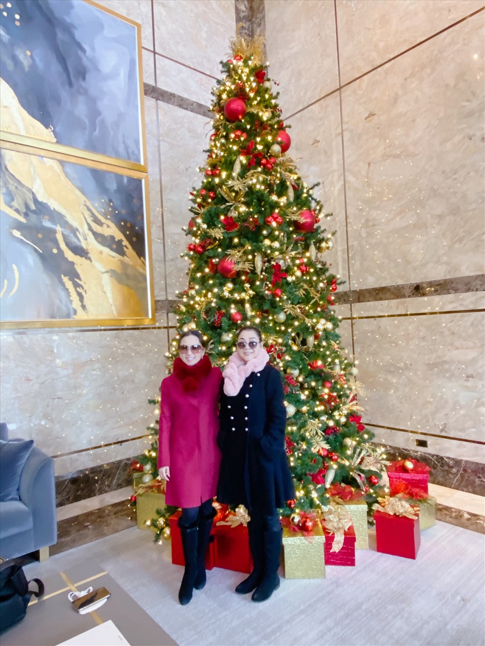 Hai chị em cũng không quên chụp hình lưu niệm dưới cây thông đặt tại tòa building Trump Tower. Đây cũng là nơi sinh sống của gia đình Hà Phương hiện tại.