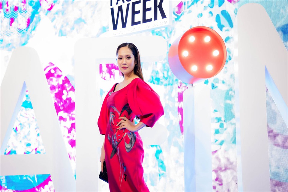 Xuất hiện tại Vietnam International Fashion Week 2020, diễn viên Thanh Thúy nổi bật với chiếc váy bút chì màu hồng, khoe vẻ đẹp nền nã nhưng không kém phần sang trọng, quyến rũ.