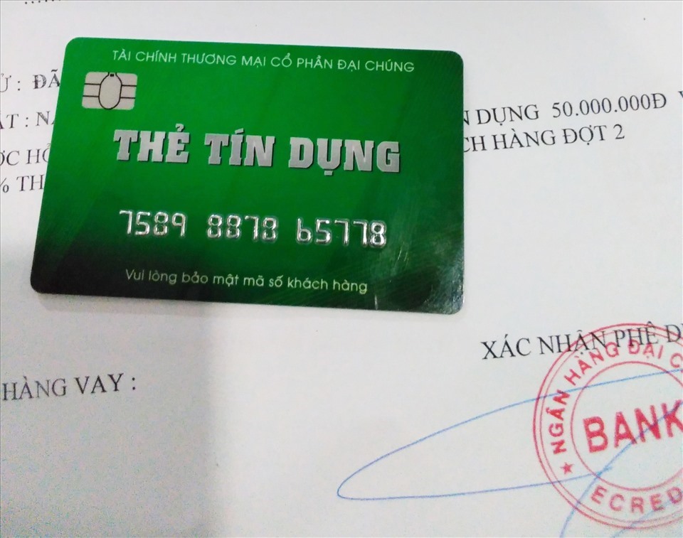 Thẻ tín dụng giả mạo sử dụng mập mờ tên Ngân hàng Đại chúng Bank, dễ gây nhầm lẫn với Ngân hàng TMCP Đại Chúng Việt Nam (PVcomBank). Ảnh PVcomBank cung cấp