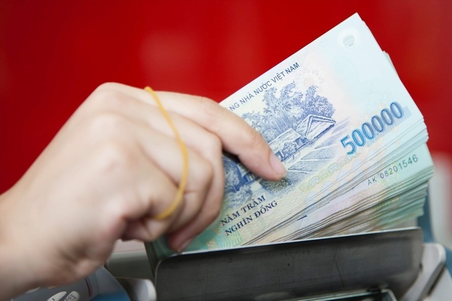Dòng tiền chảy mạnh vào thị trường chứng khoán trong bối cảnh lãi suất huy động giảm sâu. Ảnh: Hải Nguyễn.