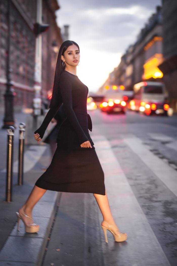 Tiểu Vy chụp ảnh thời trang trên đường phố Paris. Ảnh: Ngô Quang Ninh.