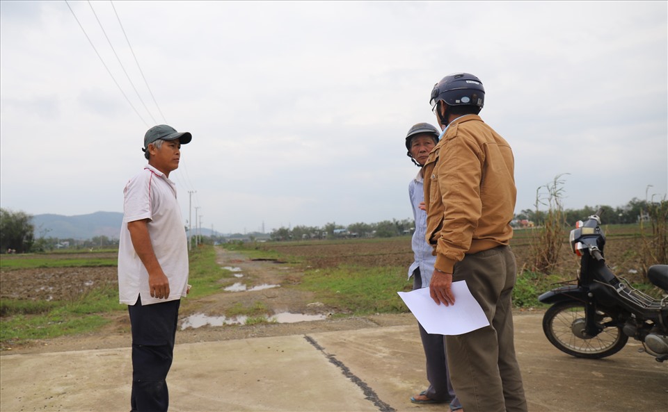 Người dân xã Hòa Phong đề nghị chủ đầu tư trả lại mặt bằng đất ruộng đã thuê trước đó. Ảnh: Hữu Long