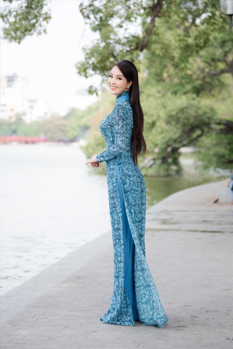 Trong bộ áo dài màu xanh của NTK Vũ Thu Trang, Á hậu Thuỵ Vân khoe được làn da trắng, vóc dáng không thua kém các mỹ nhân showbiz.