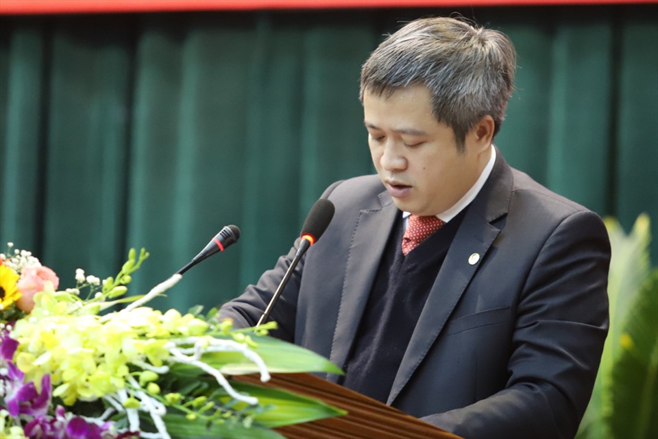 Ông Trần Tiến Hưng - Chủ tịch UBND tỉnh Hà Tĩnh trình bày báo cáo phát triển KTXH năm 2020. Ảnh: Trần Tuấn.