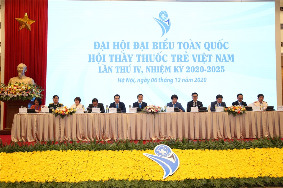 Đoàn chủ tịch điều hành Đại hội Thầy thuốc trẻ Việt Nam. Ảnh Lâm Hải