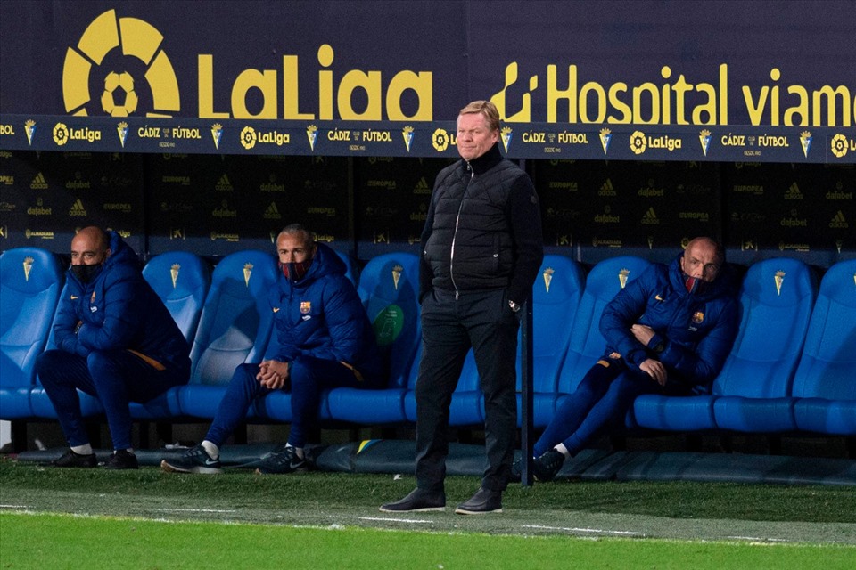 Huấn luyện viên Ronald Koeman đổ lỗi cho các học trò sau khi Barca thất bại trước Cadiz. Ảnh: AFP