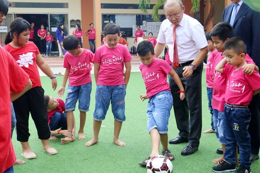 HLV Park Hang-seo dành nhiều tâm huyết cho các hoạt động vì trẻ em Việt Nam. Ảnh: Dương Thu