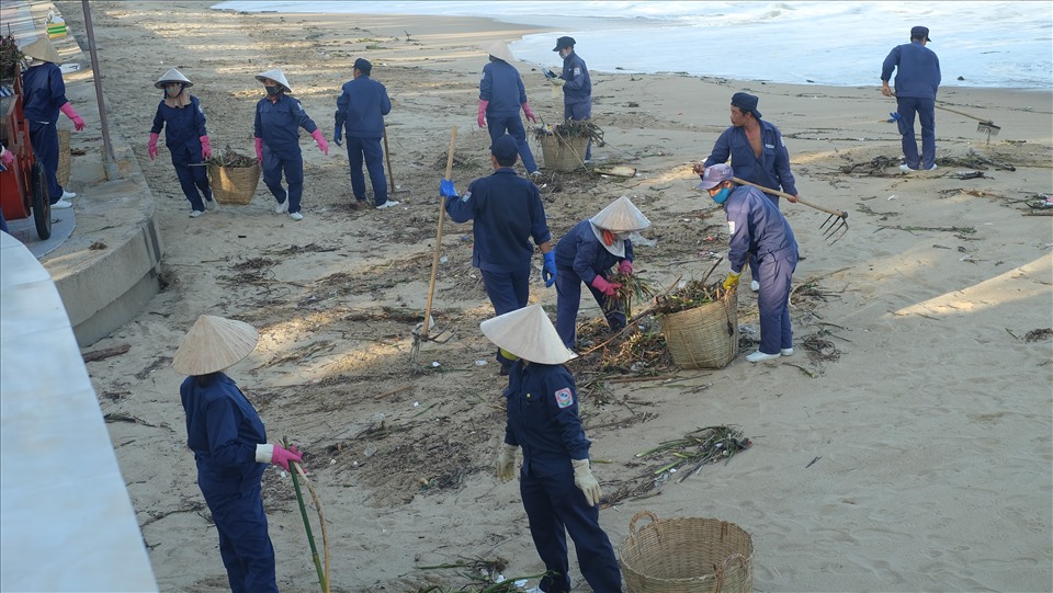 Hàng chục công nhân cật lực dọn dẹp để trả lại bãi biển Nha Trang sạch đẹp. Ảnh: Nhiệt Băng