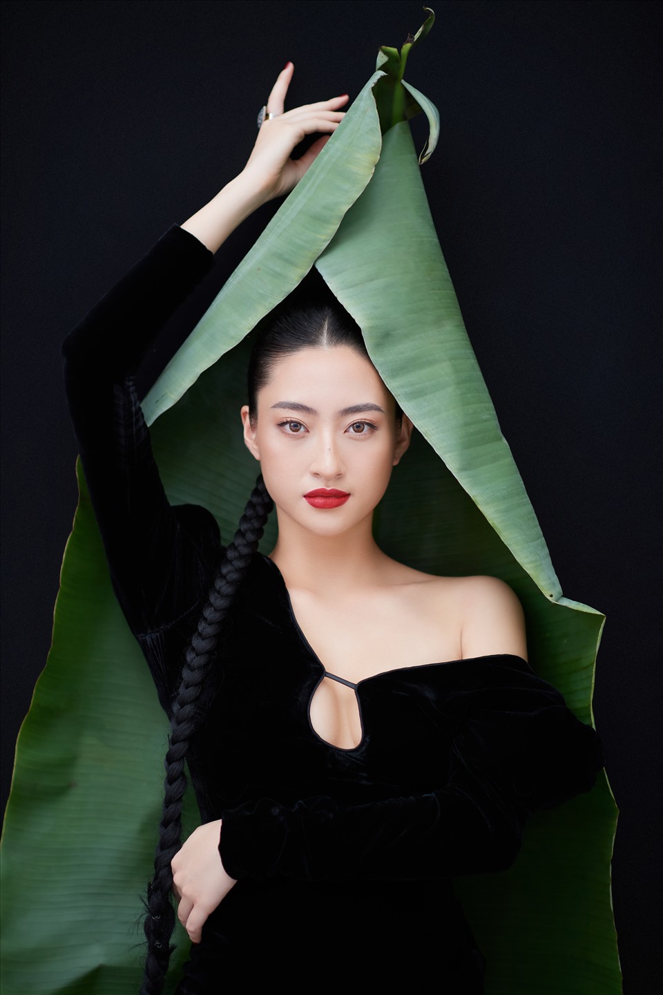 Với phong cách này, Hoa hậu Lương Thuỳ Linh khoe trọn vẹn được gương mặt không góc chết ở tuổi 20. Ảnh: Mạnh Bi.
