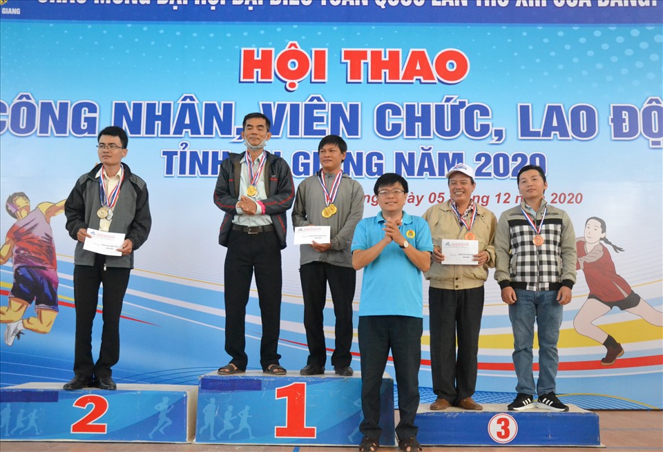 Ông Huỳnh Ngọc Minh- Trưởng Ban Tuyên giáo LĐLĐ tỉnh An Giang trao thưởng cho các VĐV. Ảnh: Lục Tùng