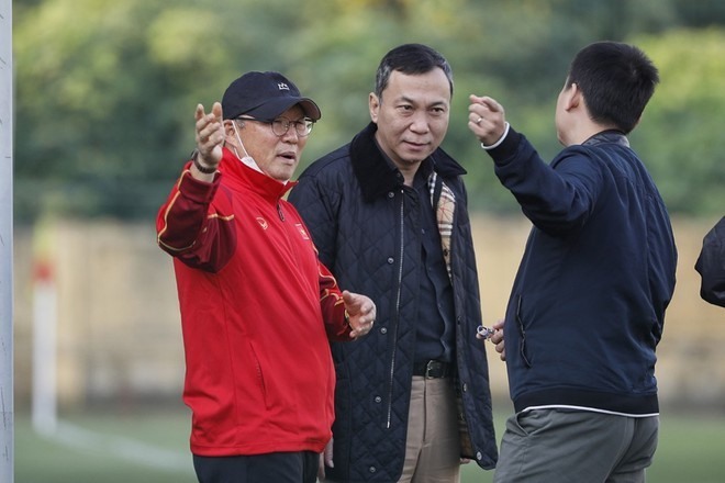 Huấn luyện viên Park Hang-seo trao đổi với Phó Chủ tịch VFF Trần Quốc Tuấn trước buổi tập. Ảnh: T.H