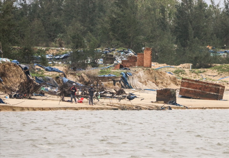 Ông Nguyễn Công Tiến - Chủ tịch UBND xã Tam Hải cho biết, tình hình sạt lở ở khu vực Cửa Lở là rất nghiêm trọng, có gần 2km đường bờ biển bị sạt lở, nhiều nơi sóng biển khoét sâu vào đất đai người dân, gây ảnh hưởng đến cuộc sống sinh kế của 200 hộ dân.
