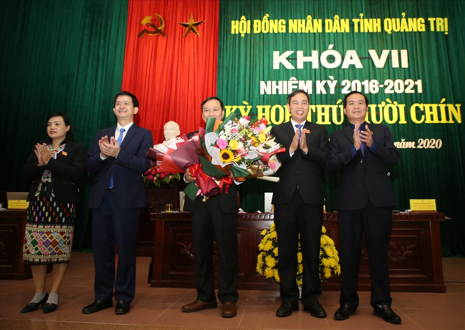 Lãnh đạo tỉnh Quảng Trị tặng hoa chúc mừng cho ông Lê Quang Chiến. Ảnh: Hưng Thơ.