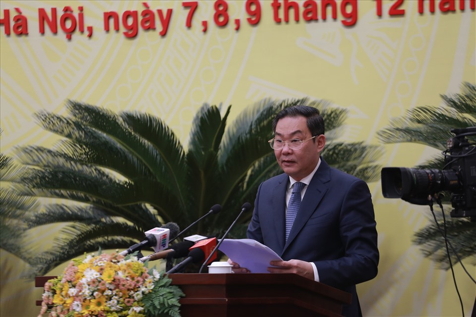 Phó Chủ tịch UBND TP Lê Hồng Sơn báo cáo tại kỳ họp. Ảnh: Phạm Đông
