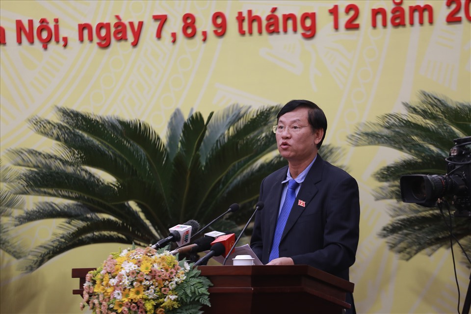 Chánh án Tòa án Nhân dân Thành phố Nguyễn Hữu Chính báo cáo tại kỳ họp. Ảnh: Phạm Đông