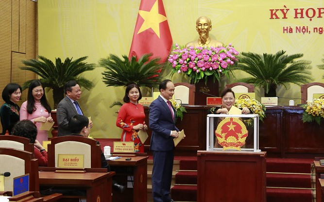 Các đại biểu bỏ phiếu bầu Chủ tịch HĐND Thành phố Hà Nội. Ảnh: P. Hùng