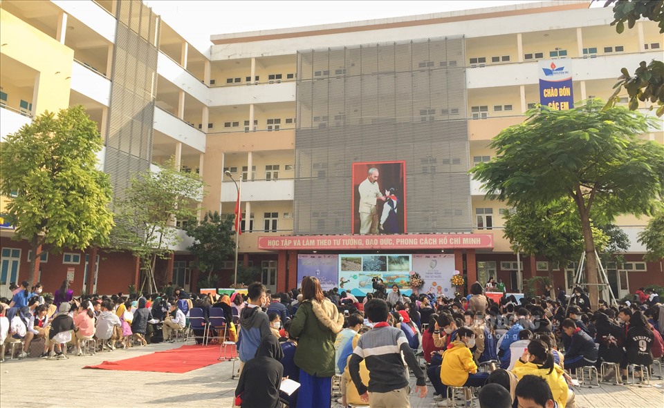 Hơn 600 học sinh trường THCS Nguyễn Du cùng đại diện học sinh các trường khối cấp 2 trong địa bàn Hà Nội đã tham gia chung kết cuộc thi “Tìm kiếm đại sứ nước 2020“.