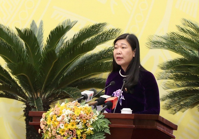 Chủ tịch Ủy ban MTTQ TP Nguyễn Lan Hương báo cáo tại kỳ họp. Ảnh: PV