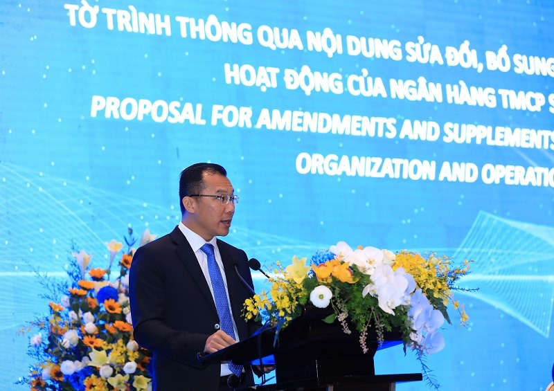 Ông Hoàng Minh Hoàn - P.TGĐ thường trực - trình Đại hội thông qua tờ trình nội dung sửa đổi, bổ sung Điều lệ tổ chức và hoạt động của SCB.