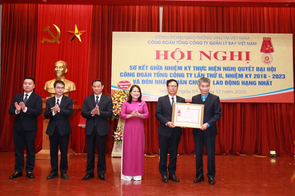 ông Trần Văn Thuật, Phó Chủ tịch Tổng Liên đoàn Lao động Việt Nam trao Huân chương Lao động hạng Nhất cho Ban Thường vụ Công đoàn Tổng công ty