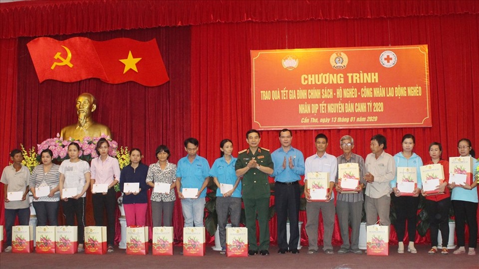 Đồng chí Nguyễn Đình Khang - Chủ tịch Tổng LĐLĐ Việt Nam trao hỗ trợ. Ảnh: Trần Lưu