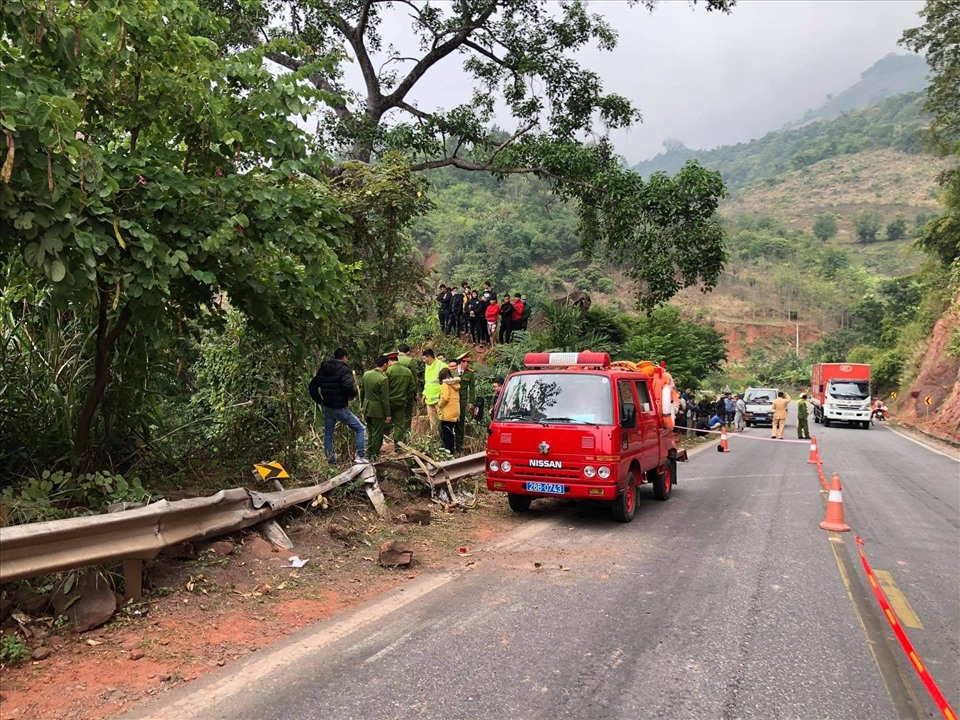 Hiện trường vụ tai nạn xe tải lao xuống vực sâu ở huyện Mộc Châu.