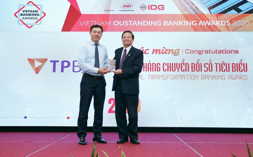Ảnh: Ông Đinh Văn Chiến, Phó Tổng giám đốc kiêm Giám đốc Khối Khách hàng cá nhân, TPBank nhận giải thưởng từ IDG Việt Nam. Nguồn: TPBank.